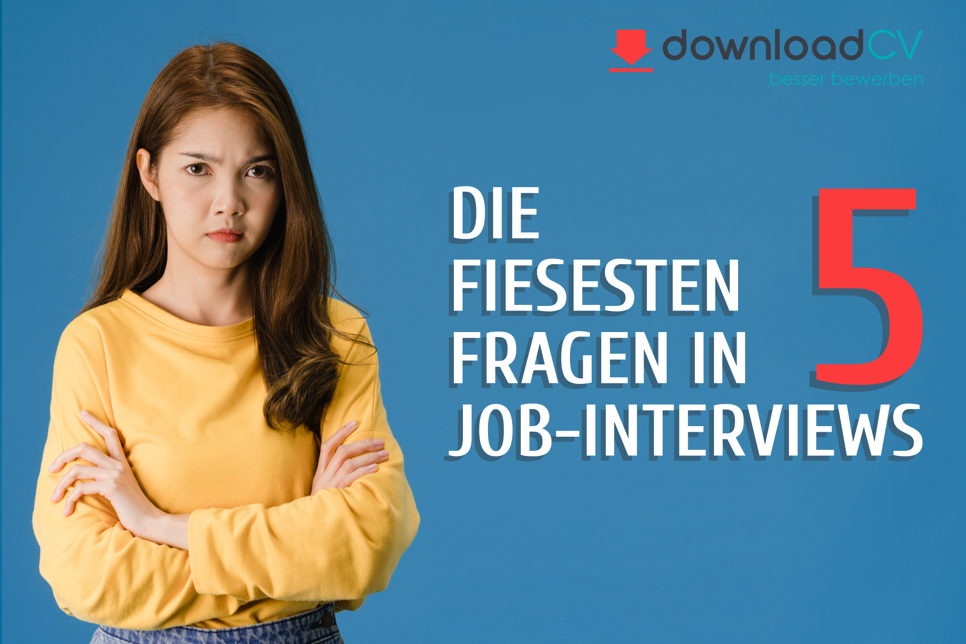 Wütend schmollende, junge Frau mit verschränkten Armen, gelbem Oberteil und Jeans-Rock.